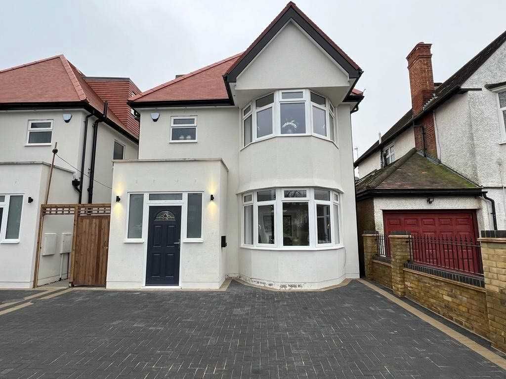 4 bed detached house for sale in Lyndhurst Avenue, London NW7, £