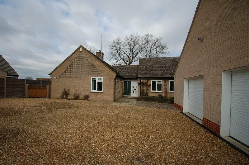 4 bed bungalow to rent in Glapthorn Road, Oundle, Cambridgeshire PE8