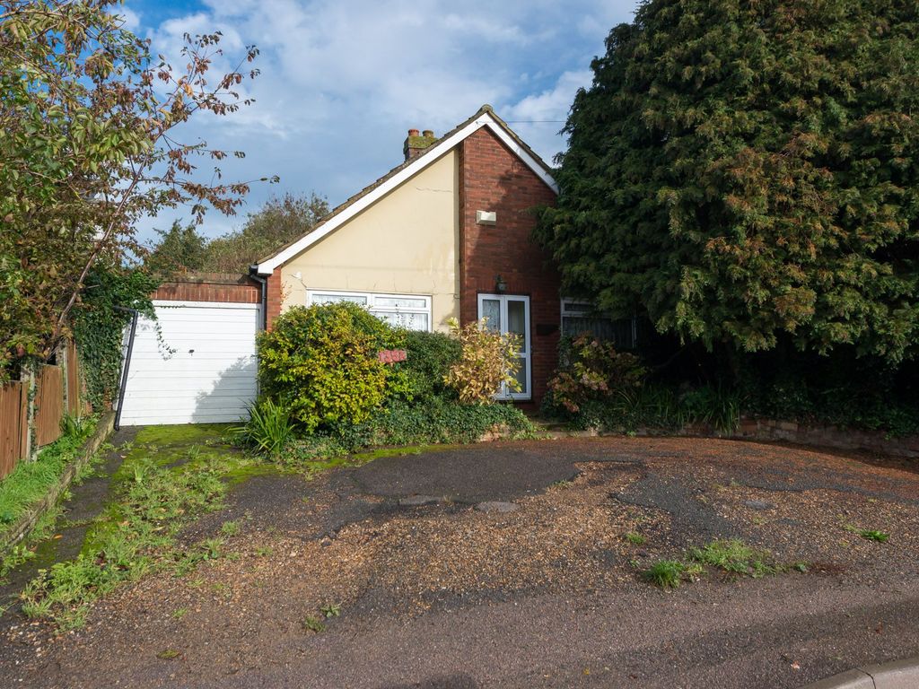 2 bed detached house for sale in Monkton Road, Minster CT12, £300,000