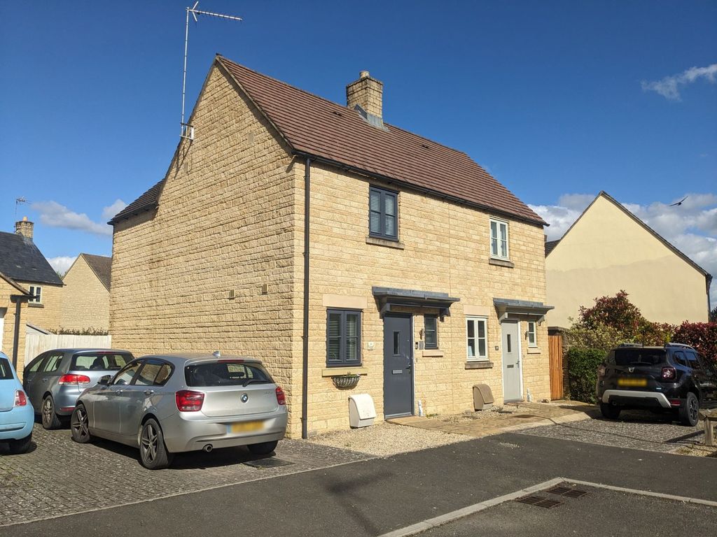 2 bed semidetached house for sale in Barnsley Way, BourtonOnThe