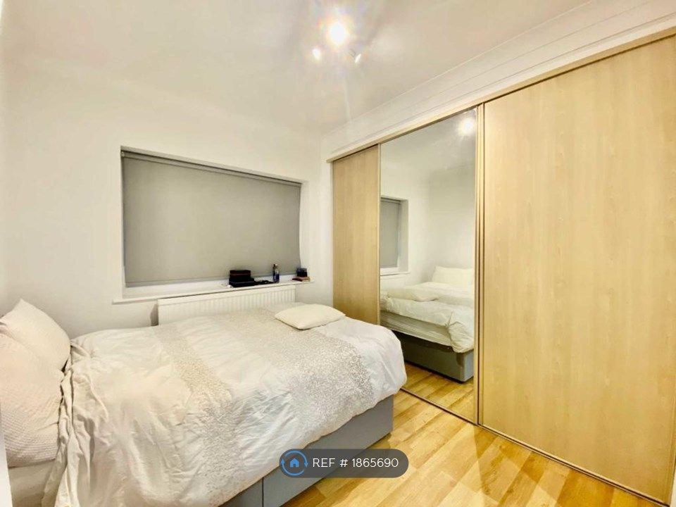 Room to rent in Chislehurst Avenue, London N12, £900 pcm Zoopla