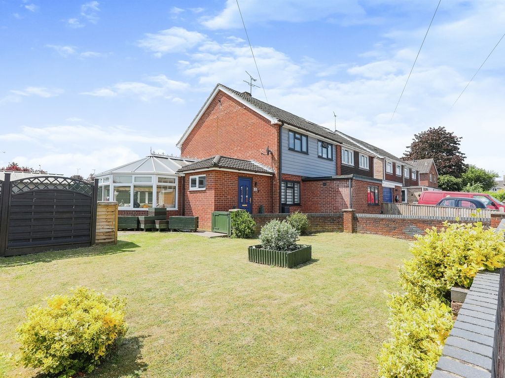 4 bed semidetached house for sale in Longfield Close, Durrington