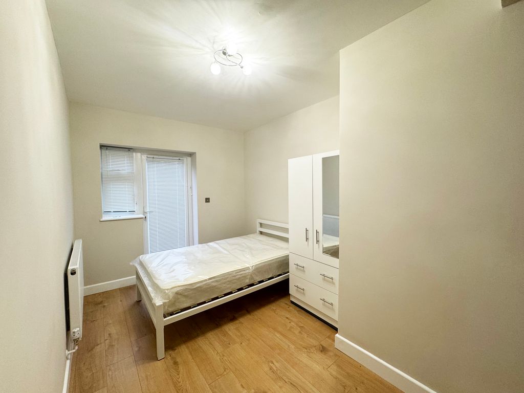 Studio to rent in Shelson Avenue, Feltham TW13, £800 pcm Zoopla