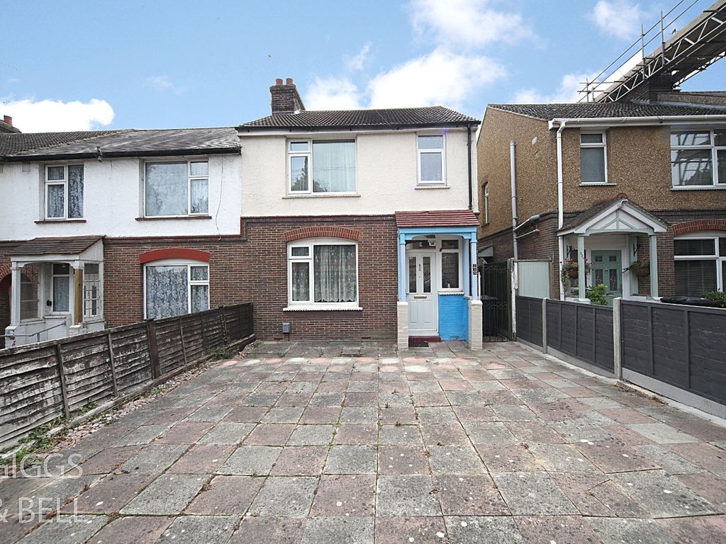 3 bed end terrace house for sale in Crawley Green Road, Luton