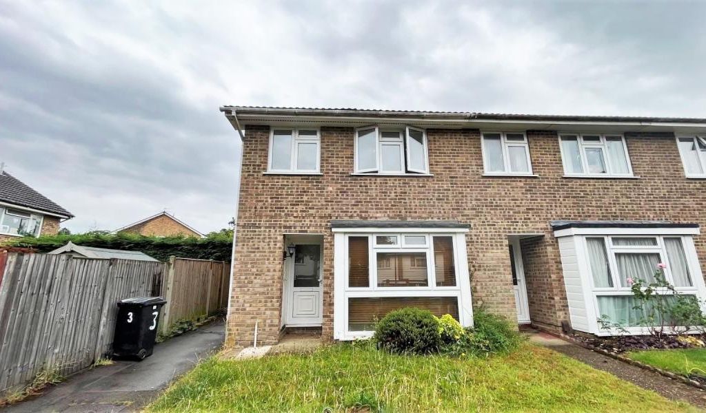 3 bed end terrace house to rent in Helmsdale, Woking GU21 Zoopla