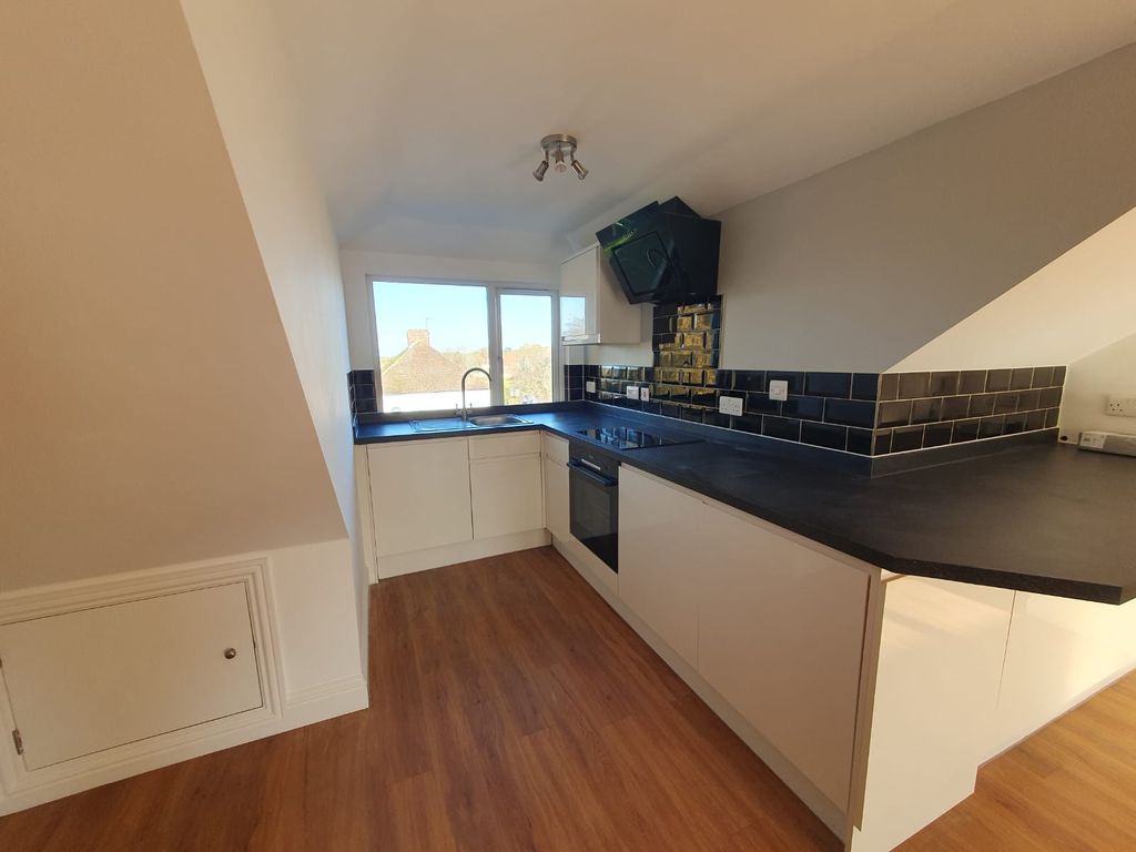 1 bed flat to rent in Trenham Drive, Warlingham CR6, £1,250 pcm Zoopla
