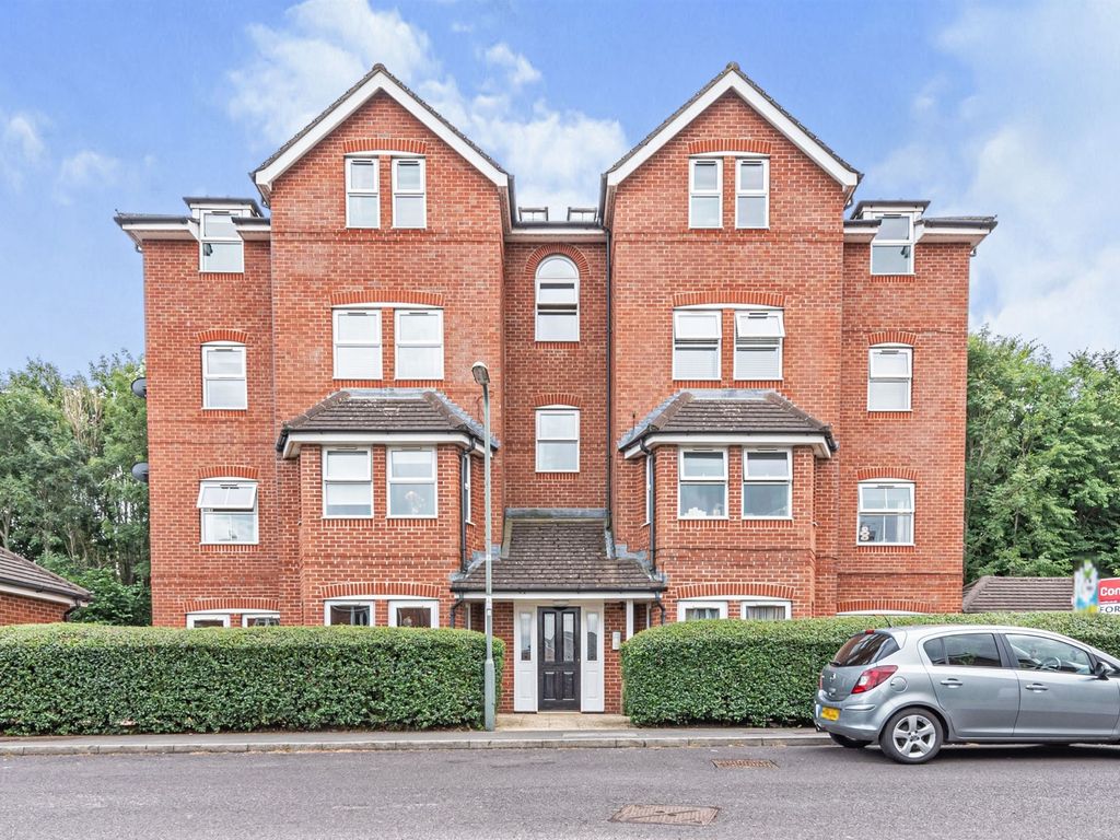 2 bed flat for sale in Oceana Crescent, Beggarwood, Basingstoke RG22