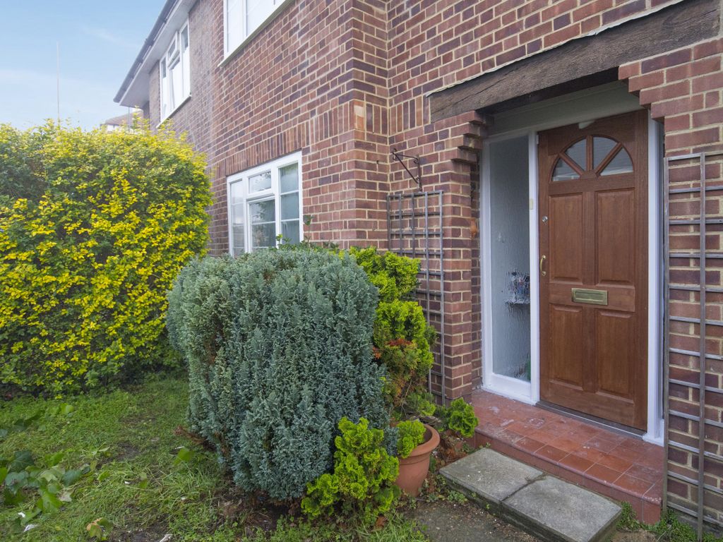 3 bed semidetached house for sale in Verona Drive, Surbiton KT6, £