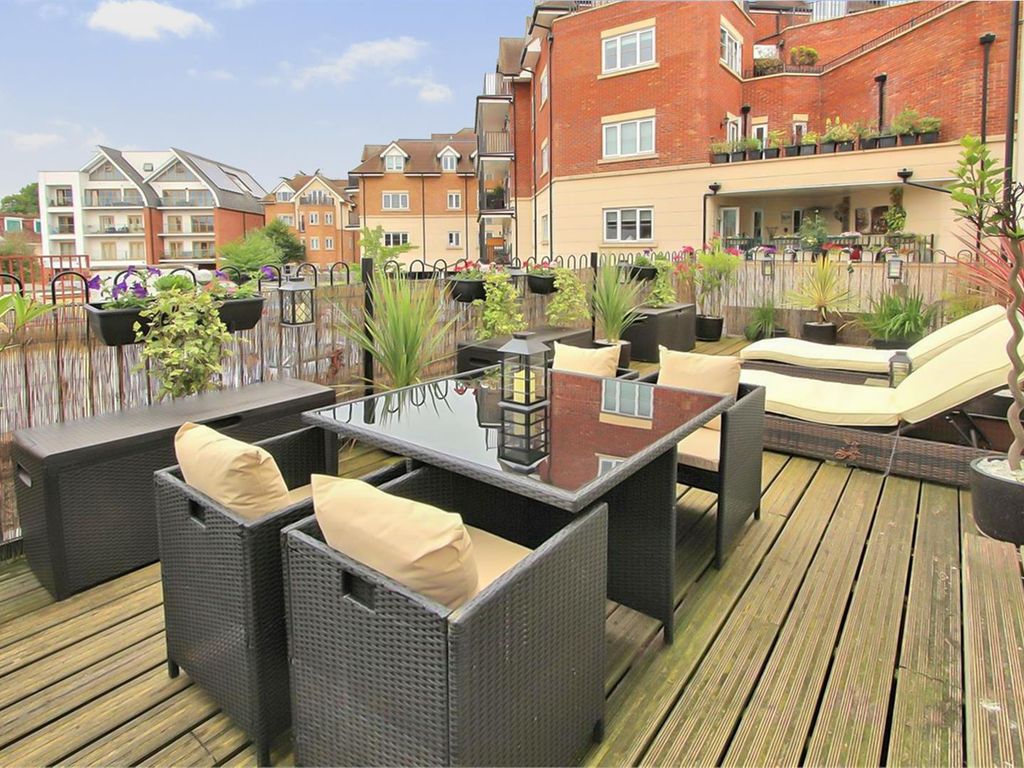 1 bed flat to rent in Rosemount Avenue, West Byfleet, Surrey KT14 Zoopla