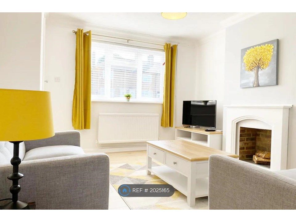 2 bed semidetached house to rent in Bristol Road, Luton LU3, £2,000