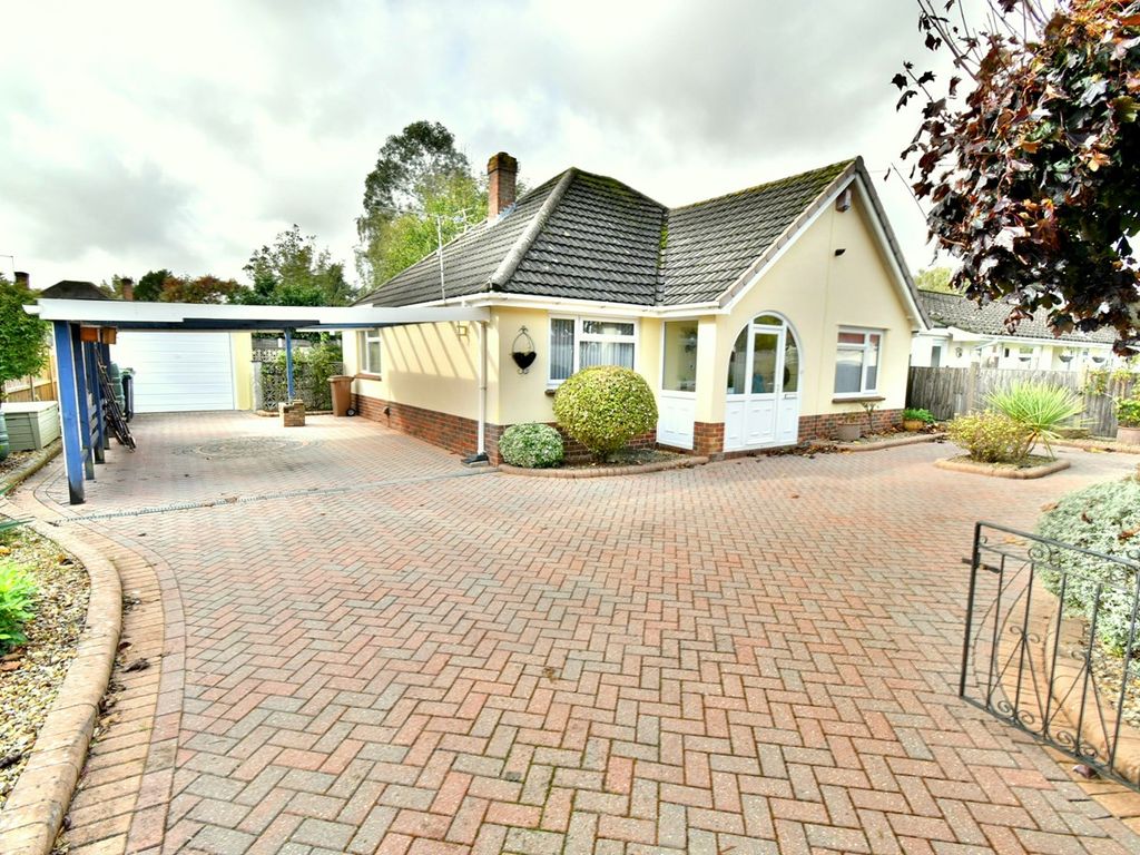 2 bed detached bungalow for sale in Uplands Close, West Moors, Ferndown