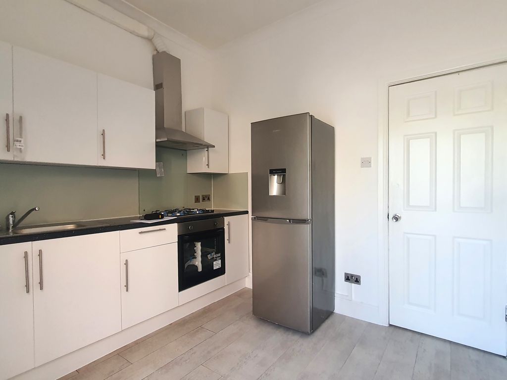 1 bed flat for sale in Eastern Avenue, Gants Hill IG2, £194,995 Zoopla
