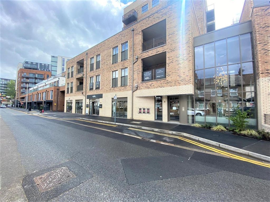 2 bed flat to rent in Bluenote Apartments, Blyth Road, Hayes UB3, £