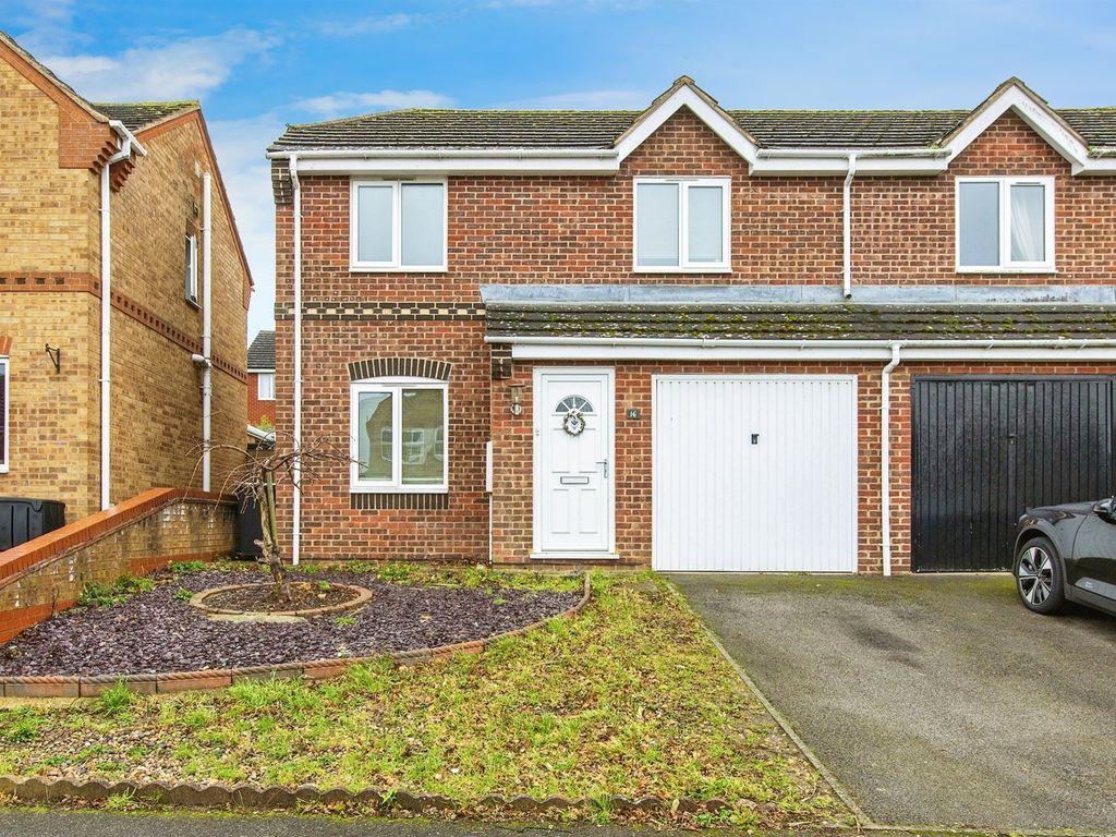 3 bed semidetached house for sale in Saddlers Way, Raunds