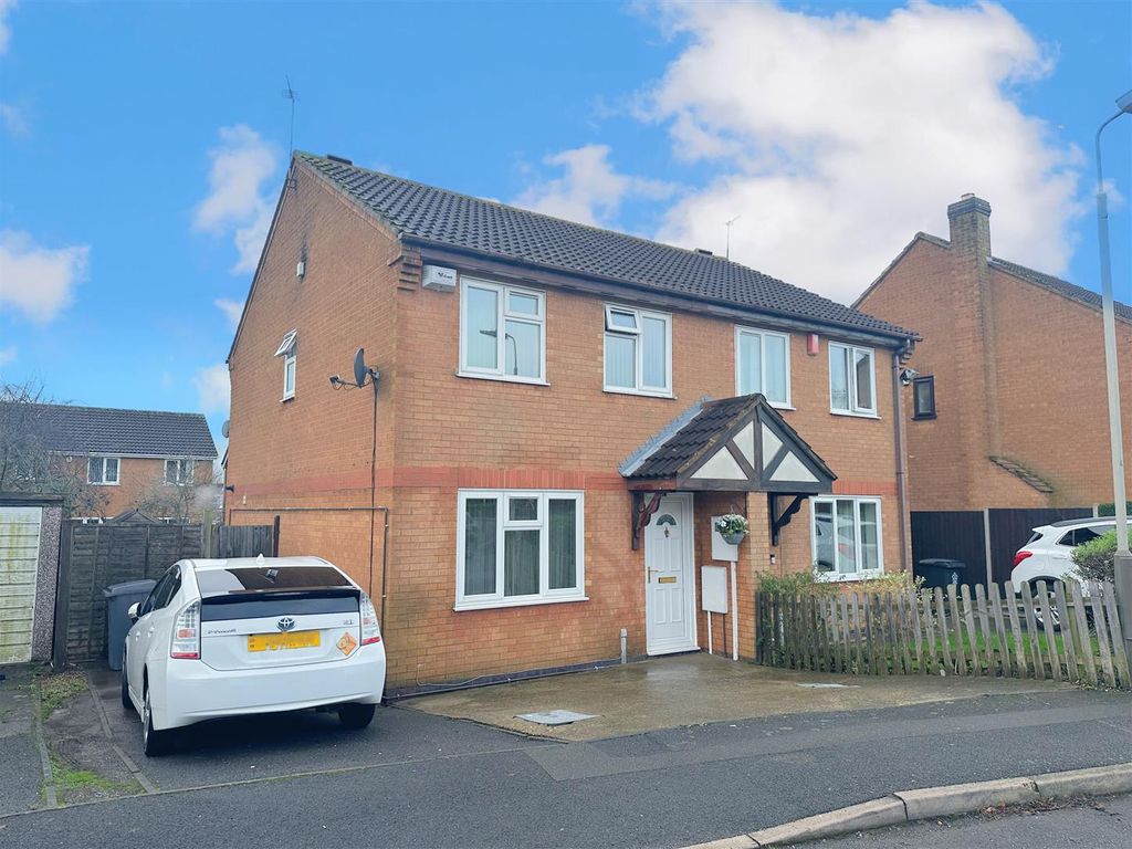 3 bed semidetached house for sale in Meadowsweet Road, Hamilton
