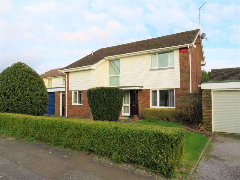 4 bed detached house to rent in Ferndale Road, Chichester PO19, £1,850