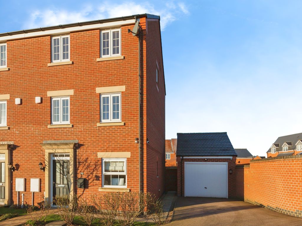 4 bed semidetached house for sale in Tuffley Close, Birstall