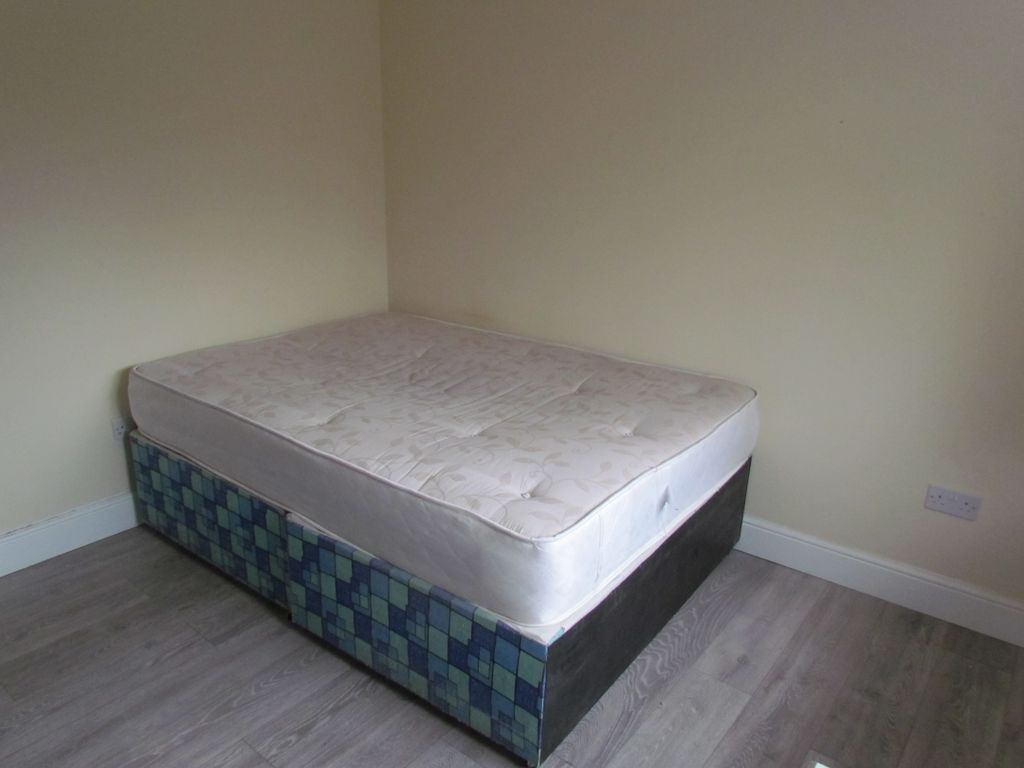 Room to rent in Bedfont Close, Feltham TW14, £750 pcm Zoopla