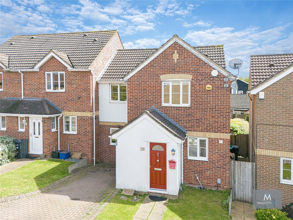 3 bed end terrace house for sale in Westfield Park Drive, Woodford