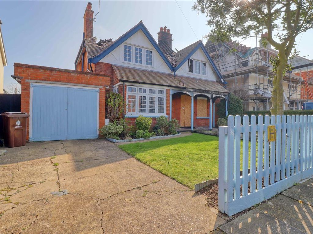 5 bed detached house for sale in Harold Road, FrintonOnSea CO13, £