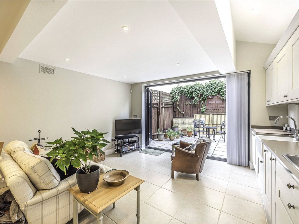 2 bed flat to rent in Gascony Avenue, West Hampstead, London NW6, £