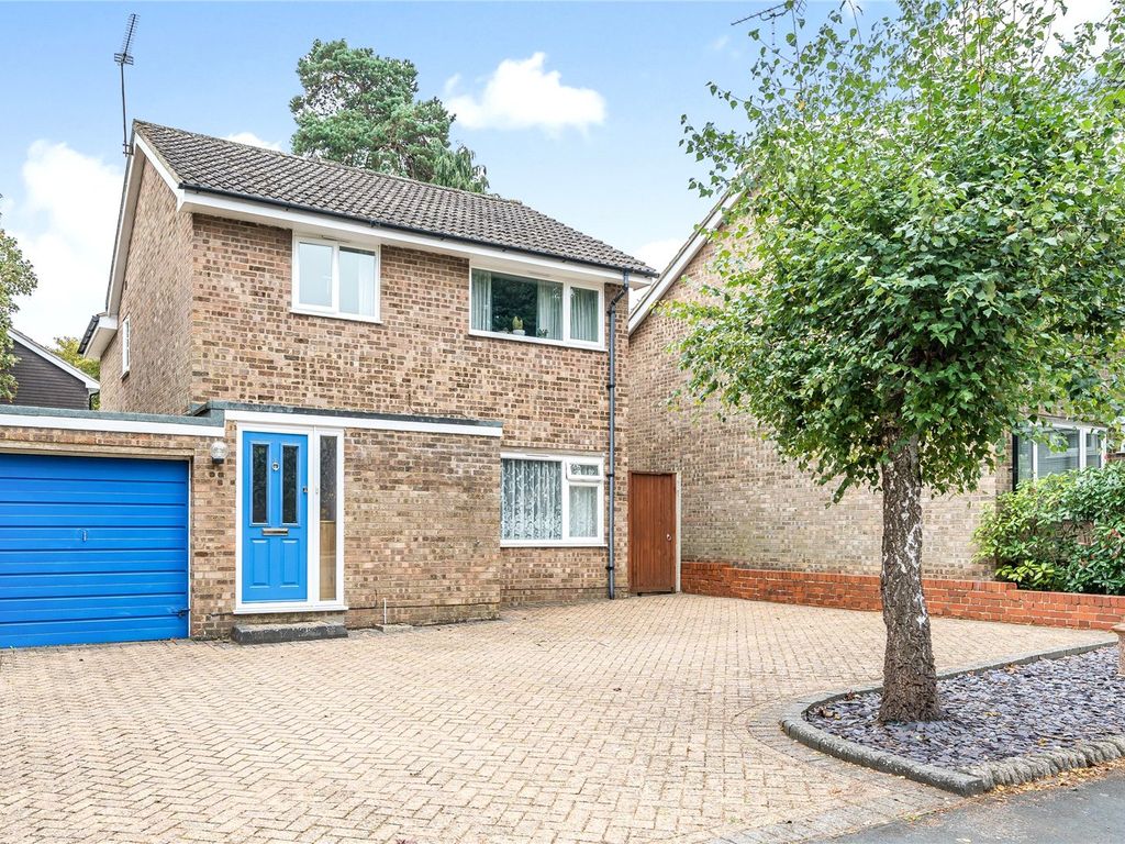 4 bed linkdetached house for sale in Inglewood Avenue, Camberley