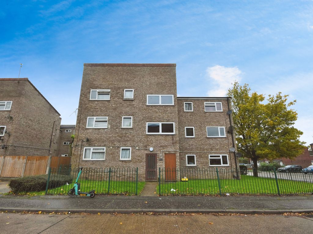 1 bed flat for sale in Wimbourne, Basildon, Essex SS15, £110,000 Zoopla