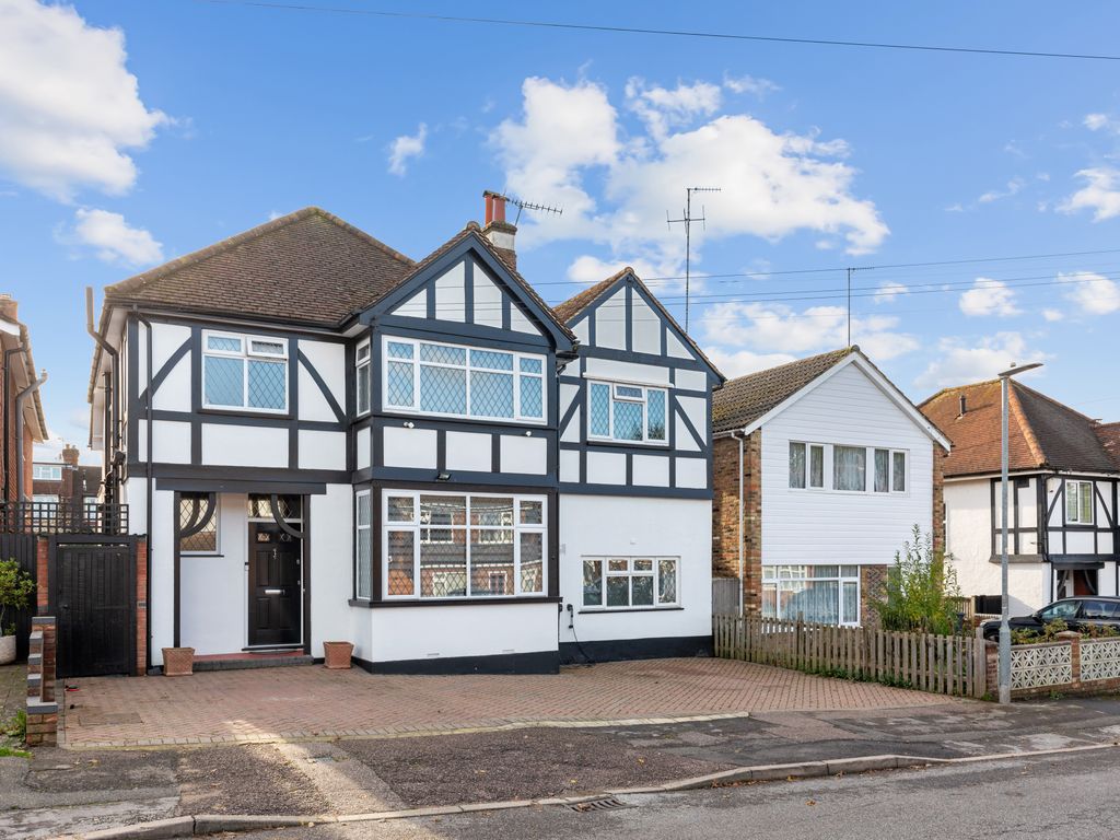 4 bed detached house for sale in Silverdale Road, Bushey WD23, £