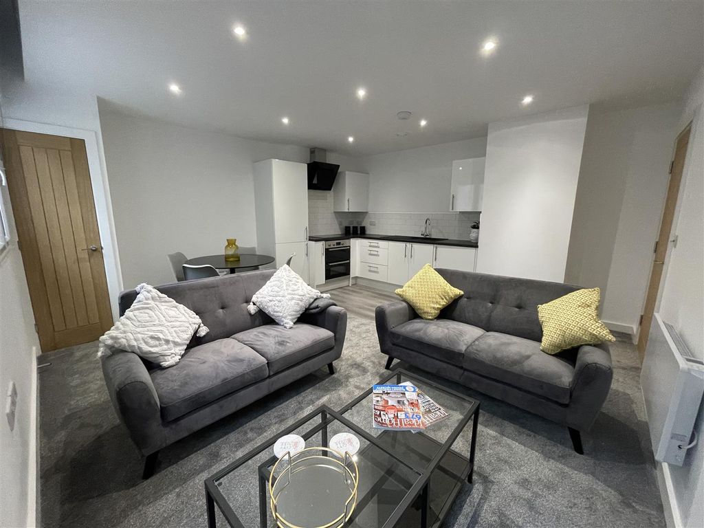 2 bed flat to rent in Middleton Chambers, Lowgate, Hull HU1, £899 pcm