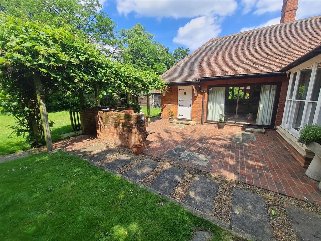 3 bed semidetached bungalow to rent in Prince Charles Avenue, Orsett