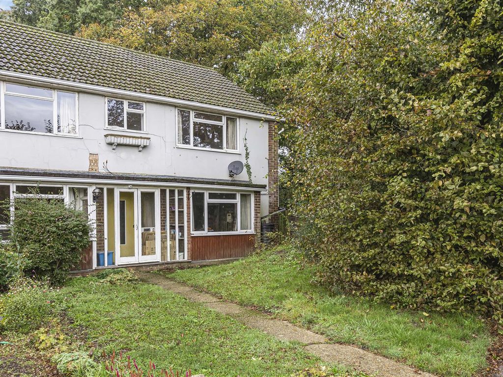 5 bed semidetached house for sale in Desborough Close, Hertford SG14