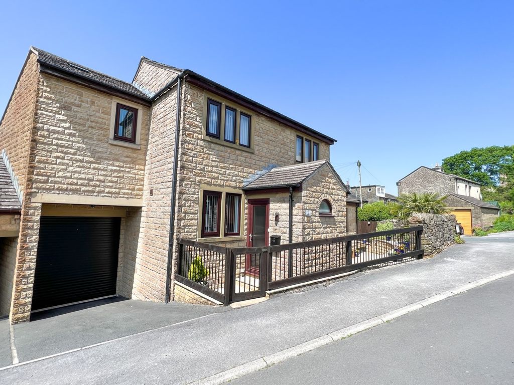 4 bed link detached house for sale in Bouldergate, Marsden