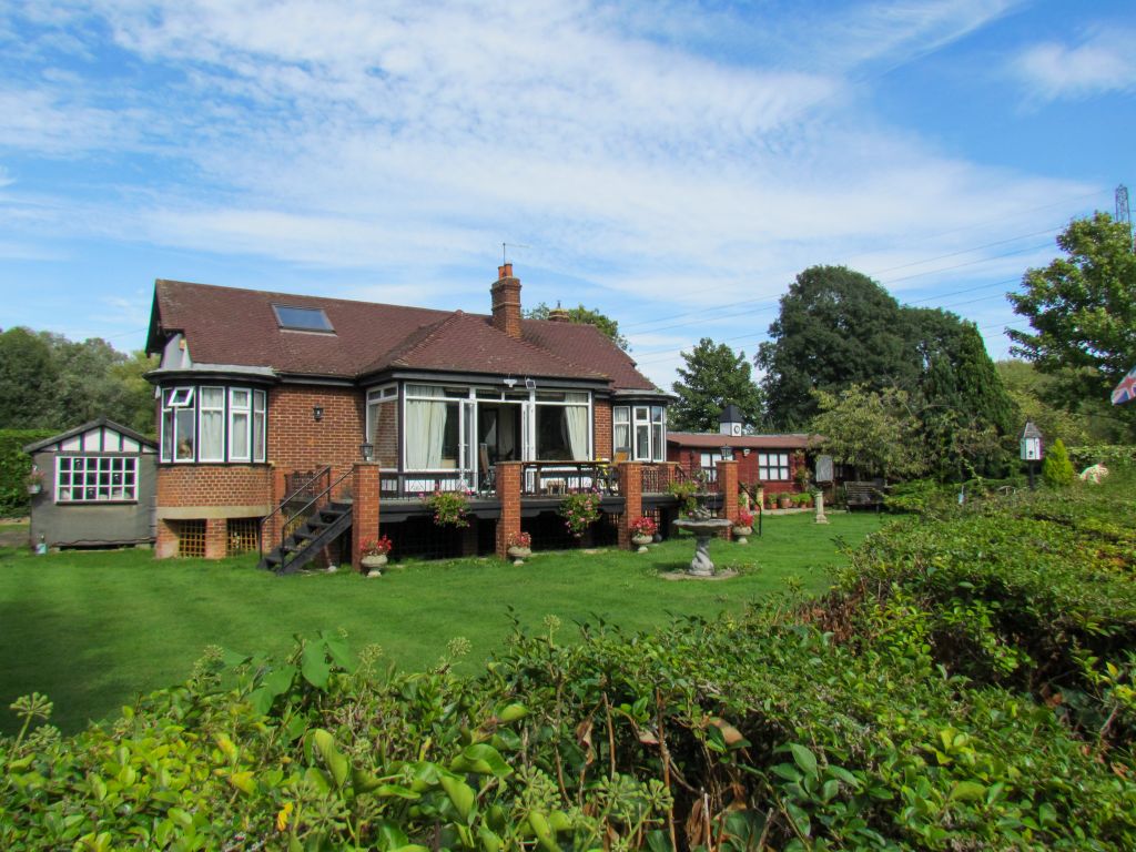 3 bed detached bungalow for sale in Chertsey Road, Shepperton