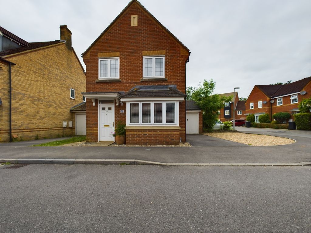 3 bed detached house to rent in Kestrels Mead, Tadley RG26, £1,700 pcm