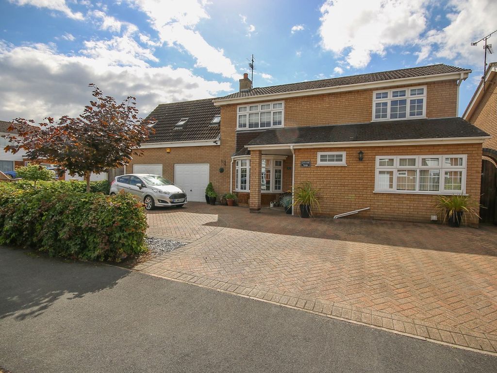 4 bed detached house for sale in Little Walsingham Close, South Wootton