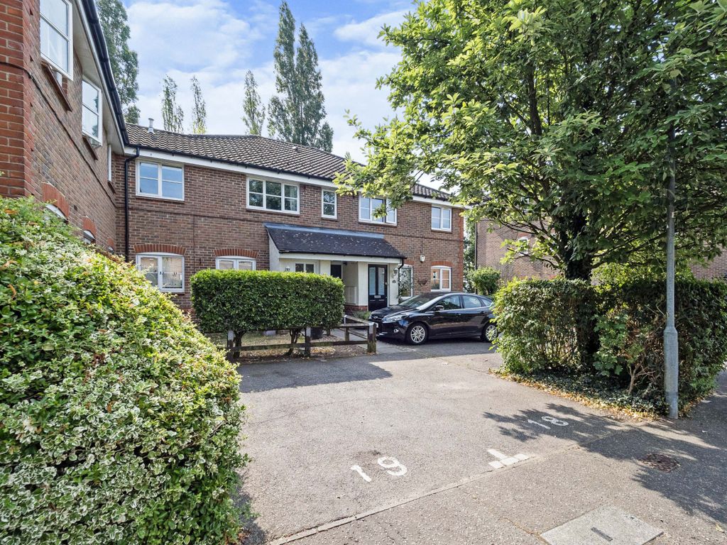 2 bed flat for sale in Bryony Close, Loughton IG10 Zoopla