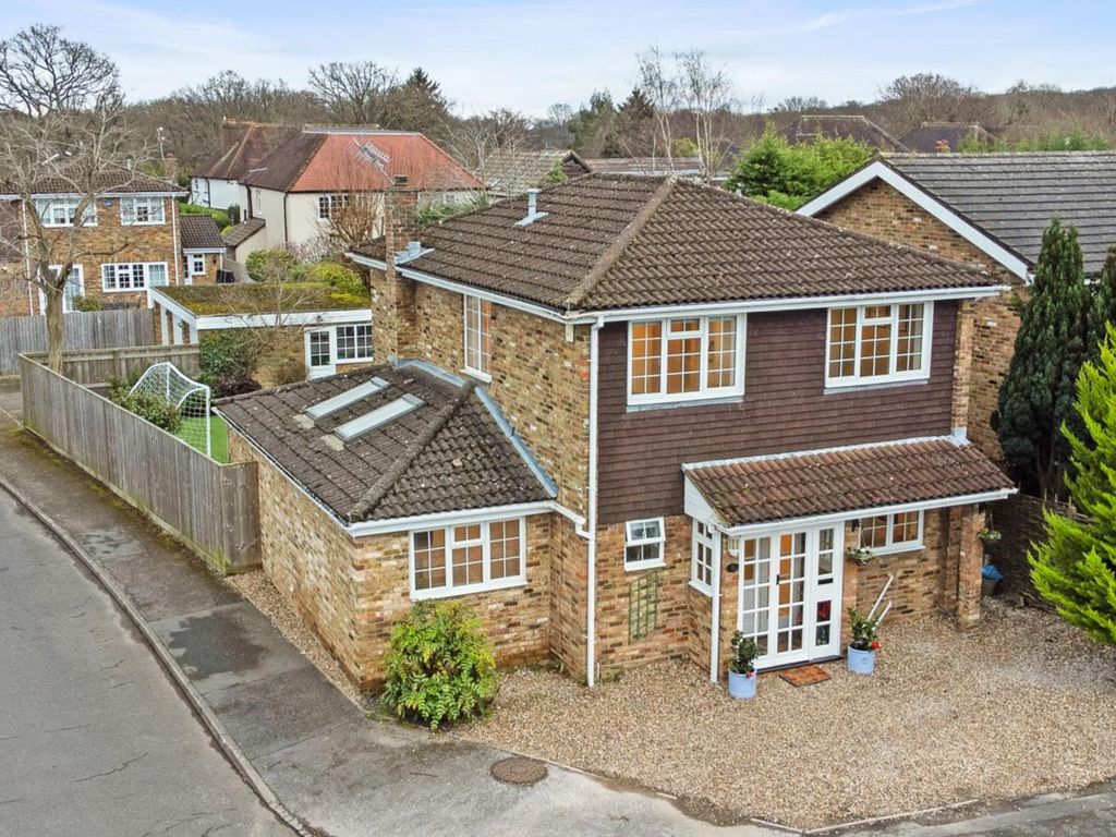 3 bed property for sale in Denham Walk, Chalfont St. Peter SL9, £