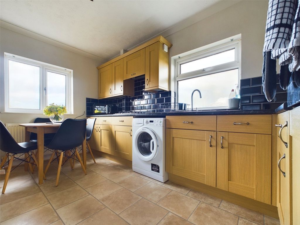 2 bed flat to rent in Poplar Avenue, Hangleton, Hove BN3, £1,650 pcm