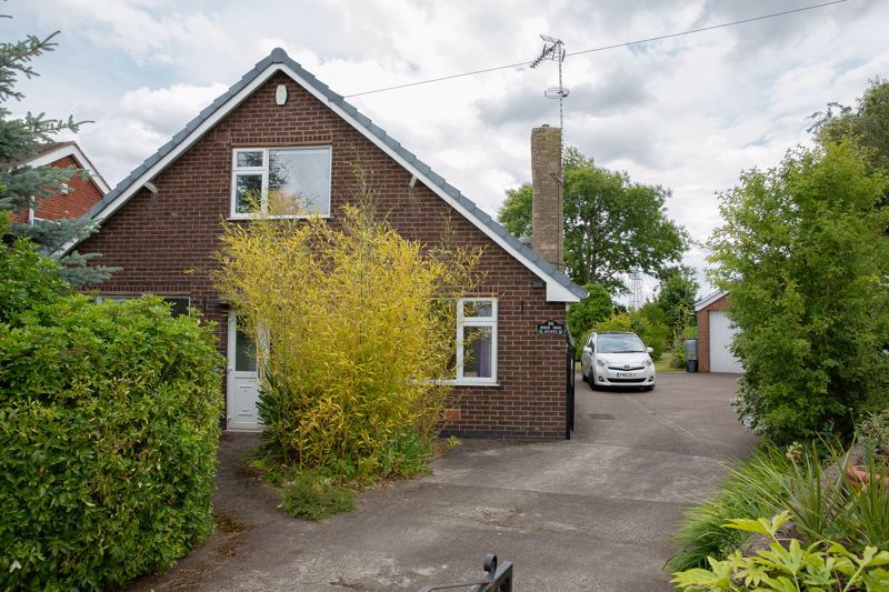4 bed detached bungalow for sale in Robin Hood Avenue, Edwinstowe