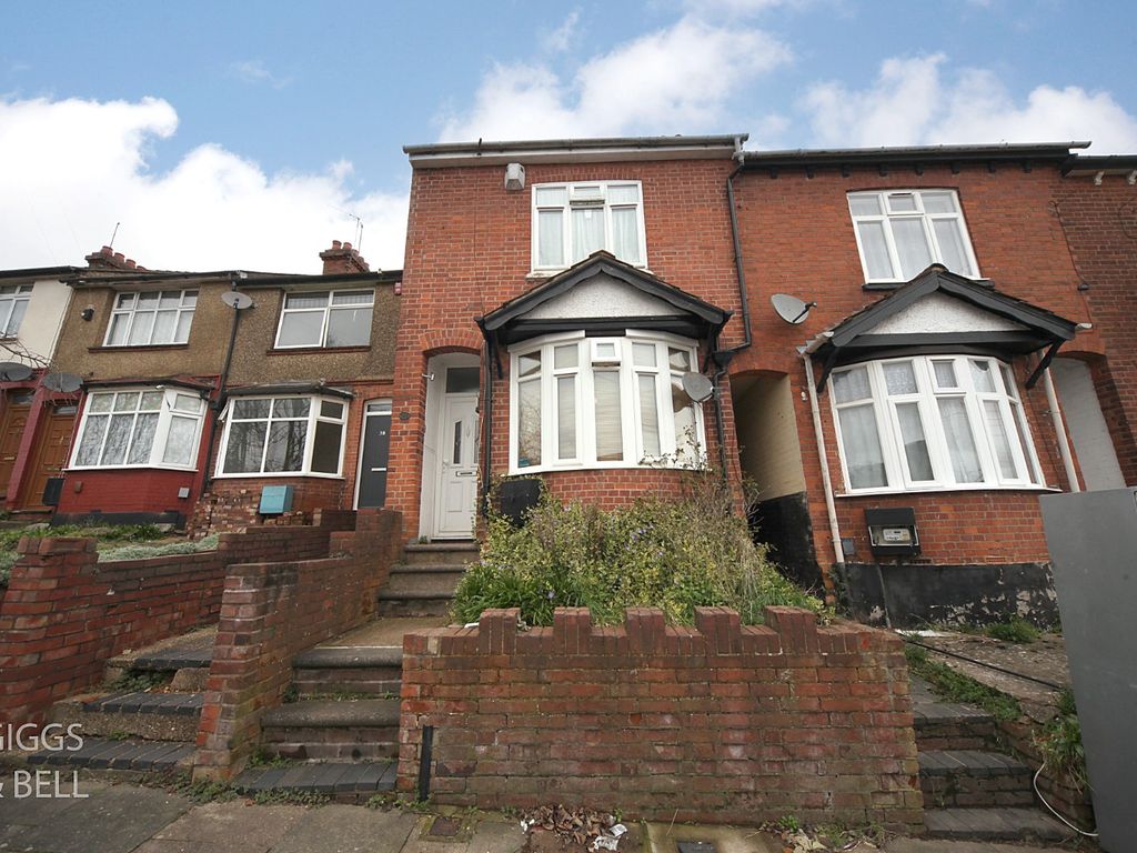 3 bed end terrace house for sale in Richmond Hill, Luton, Bedfordshire