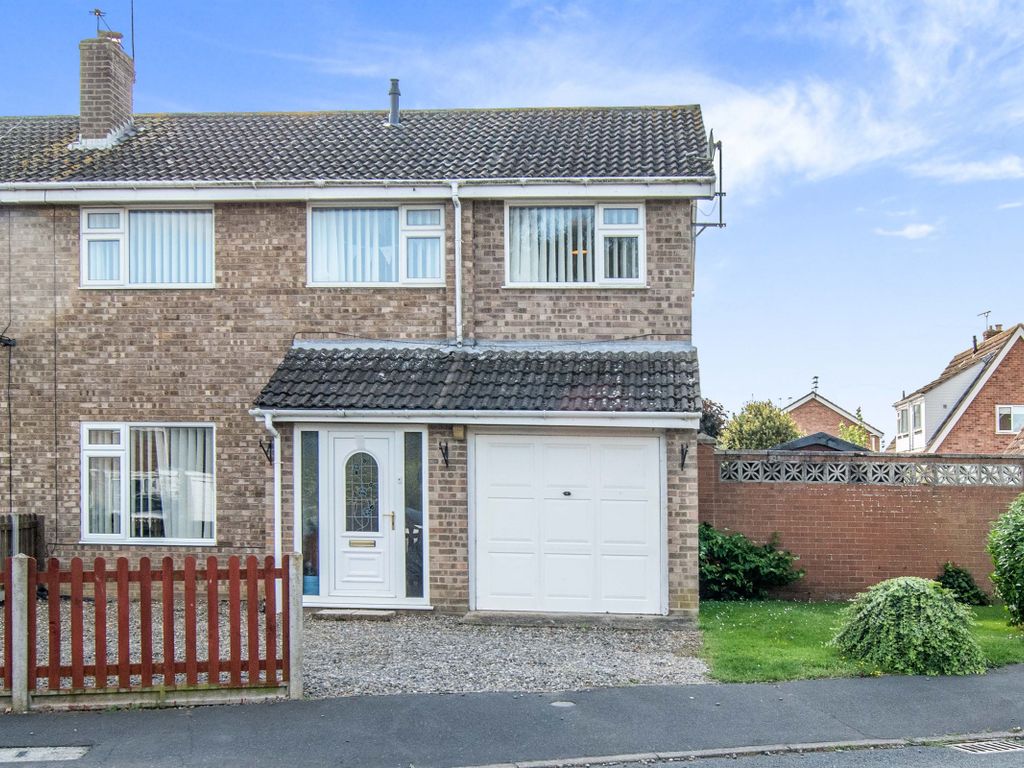 4 bed semidetached house for sale in Heron Close, Salhouse, Norwich