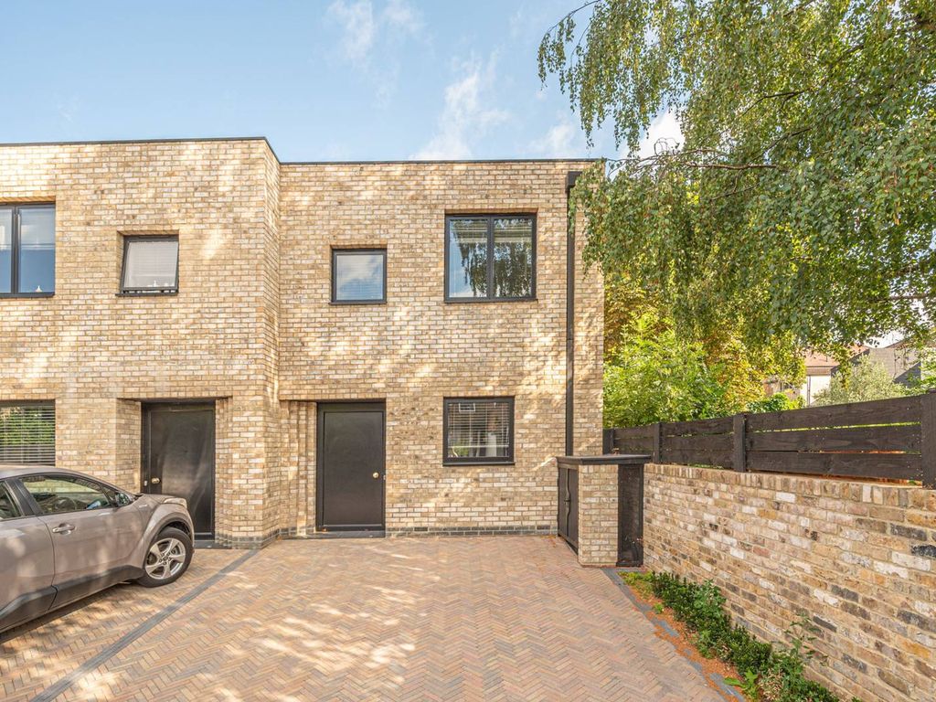 3 bed end terrace house to rent in Vctoria Road, Hendon, London NW4, £