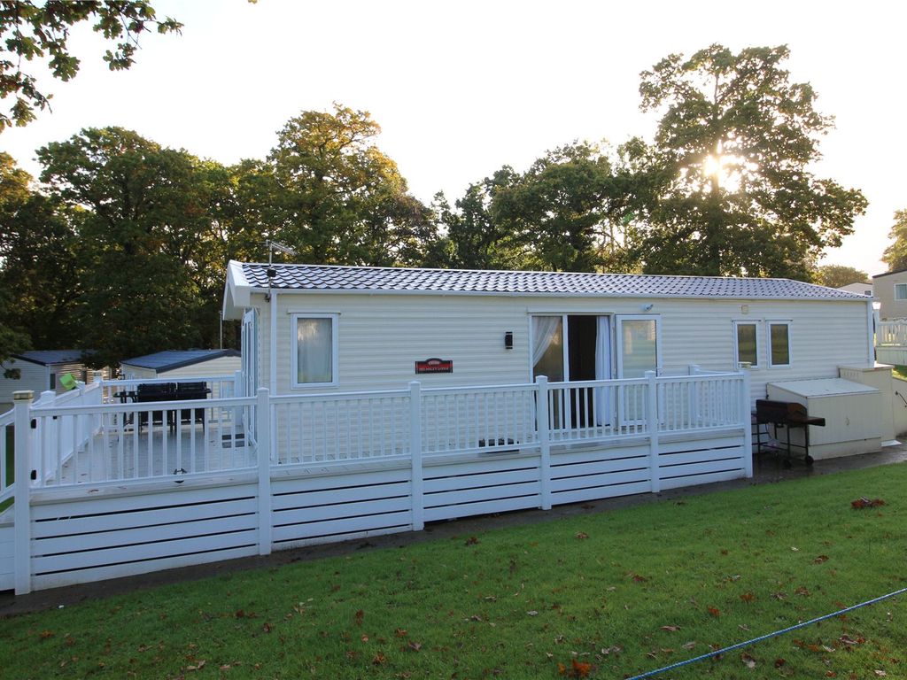 2 bed mobile/park home for sale in Hoburne Bashley, New Milton