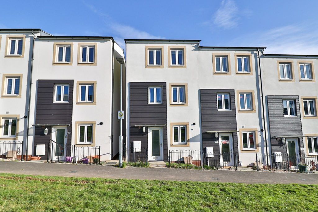 3 bed end terrace house for sale in Shackleton Road, Yeovil, Somerset