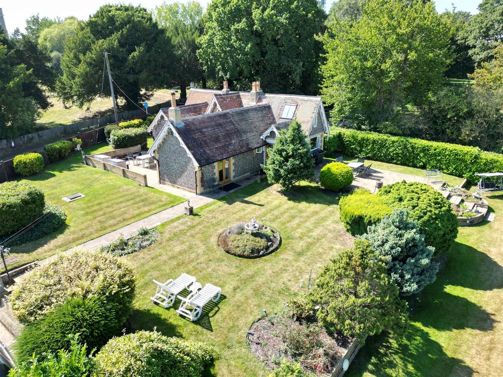 3 bed detached bungalow for sale in Nurstead Church Lane, Meopham, Kent