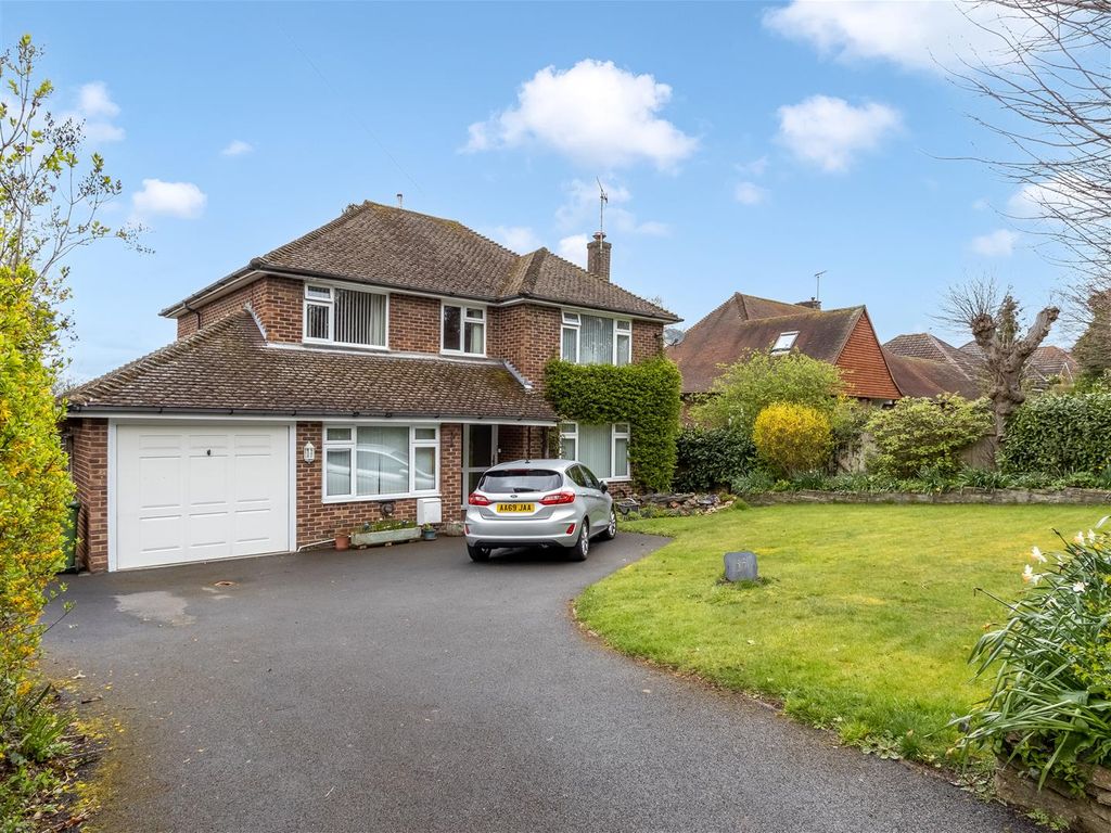 4 bed detached house for sale in Heath Road, Potters Bar EN6, £