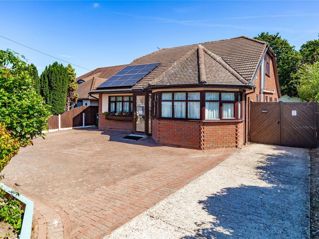 5 bed detached house for sale in Sugden Ave, Wickford SS12, £800,000