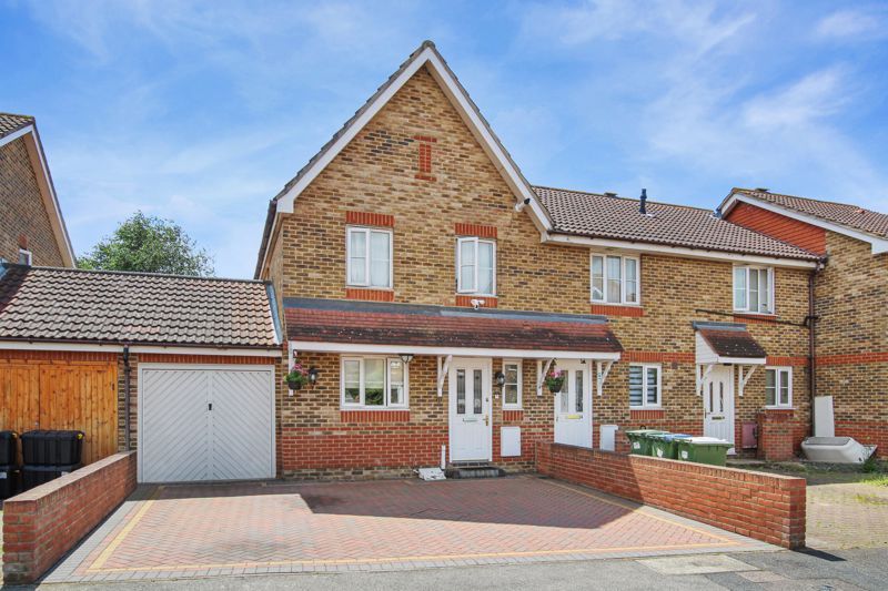 3 bed end terrace house for sale in Sunningdale Close, London SE28, £