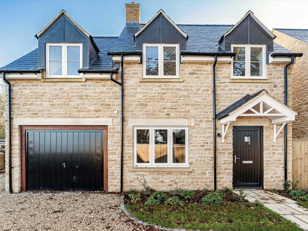 4 bed detached house for sale in Chipping Norton, Oxfordshire OX7, £