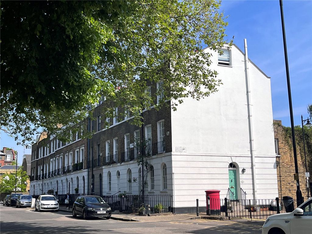 4 bed end terrace house for sale in Thornhill Road, London N1, £